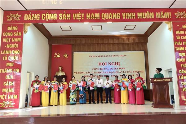 Xã Hùng Thắng công bố Quyết định về công tác cán bộ các trường học