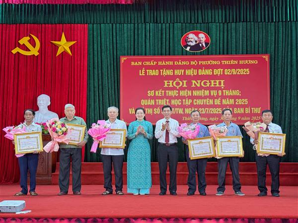 Đảng ủy phường Thiên Hương trao Huy hiệu Đảng đợt 2/9
