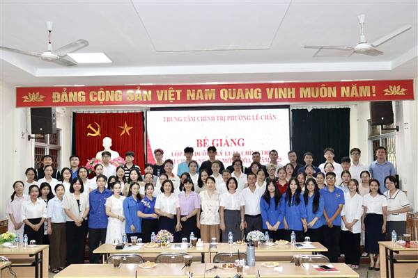 Trung tâm Chính trị phường Lê Chân: Bế giảng Lớp bồi dưỡng lý luận chính trị dành cho đảng viên mới khóa I, năm 2025