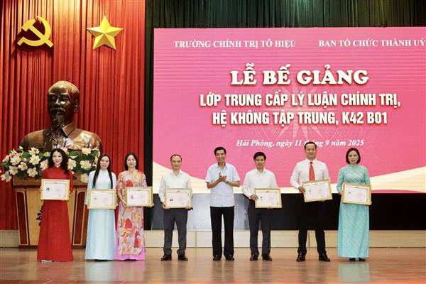 Bế giảng Lớp Trung cấp lý luận chính trị, hệ không tập trung K42 B01