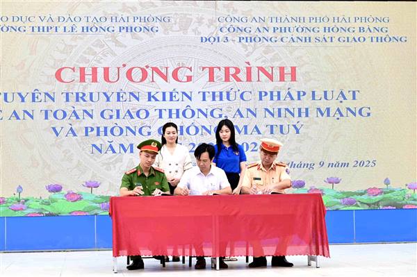 Tuyên truyền Luật An toàn giao thông, An ninh mạng, Phòng chống ma túy cho học sinh Trường THPT Lê Hồng Phong