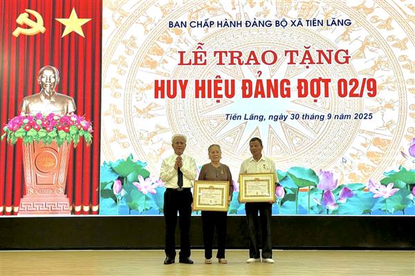 Đảng ủy xã Tiên Lãng trao tặng Huy hiệu Đảng đợt 2/9/2025 cho 64 đảng viên