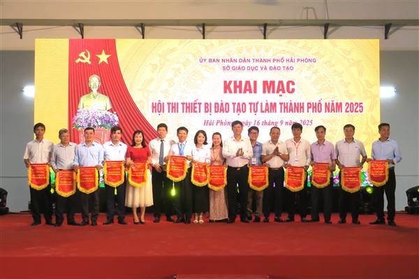 Khai mạc Hội thi thiết bị đào tạo tự làm thành phố năm 2025