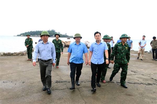 Phó Chủ tịch UBND thành phố Nguyễn Minh Hùng kiểm tra công tác phòng phòng chống bão số 9 trên địa bàn các phường: Đồ Sơn, Nam Đồ Sơn và Dương Kinh.