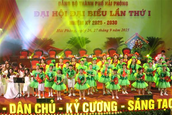 Tổng duyệt Chương trình nghệ thuật chào mừng Đại hội Đại biểu Đảng bộ thành phố lần thứ I, nhiệm kỳ 2025 – 2030