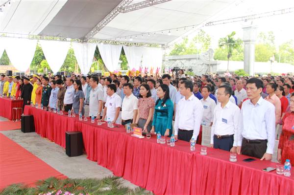 Đông đảo Nhân dân, du khách dự Lễ dâng hương tưởng niệm anh hùng dân tộc Khúc Thừa Dụ