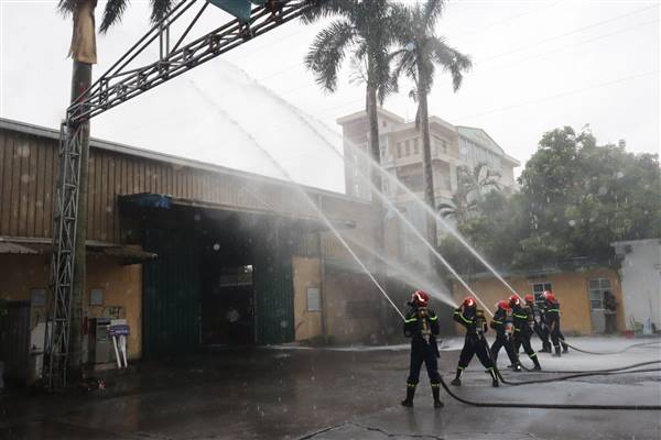 Thực tập phương án chữa cháy và cứu nạn, cứu hộ năm 2025 tại Cụm công nghiệp Vĩnh Niệm (phường An Biên)