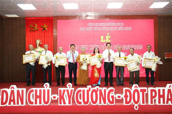 Xã Kiến Hưng: Trao tặng Huy hiệu Đảng, tổng kết công tác tổ chức Đại hội đại biểu Đảng bộ xã lần thứ I