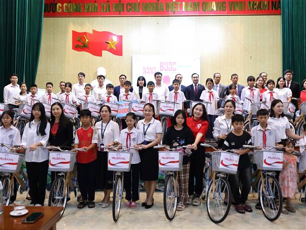 Trao xe đạp tiếp sức đến trường cho học sinh khó khăn tại phường Tân Hưng