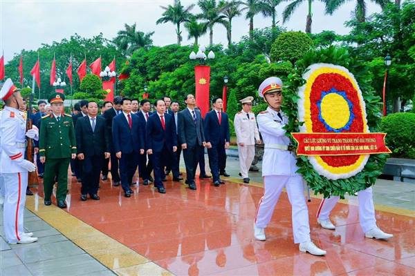 Đoàn đại biểu dự Đại hội Đảng bộ thành phố Hải Phòng lần thứ I, nhiệm kỳ 2025 - 2030 dâng hương tưởng niệm các Anh hùng liệt sỹ