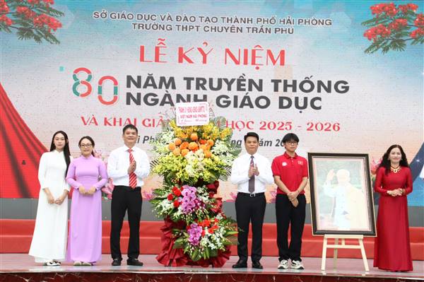 Chủ tịch UBND thành phố Lê Ngọc Châu dự Lễ khai giảng năm học 2025-2026 tại Trường THPT chuyên Trần Phú
