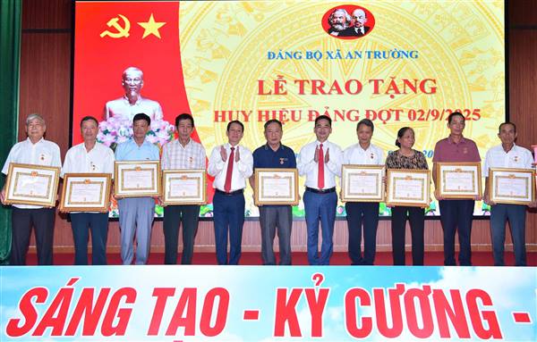 Đảng bộ xã An Trường đánh giá kết quả 9 tháng, triển khai nhiệm vụ 3 tháng cuối năm và trao Huy hiệu Đảng đợt 2/9