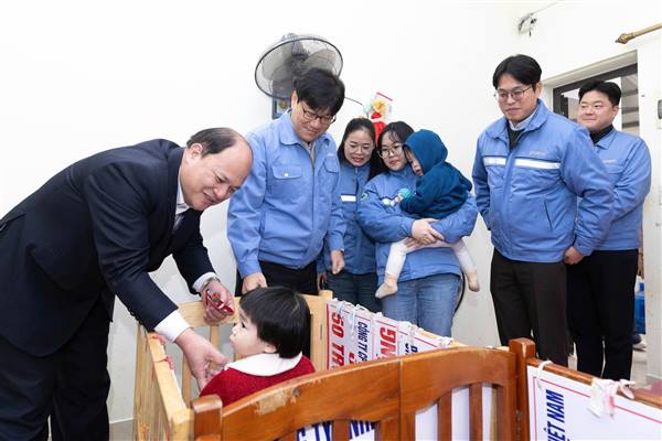 Hội Chữ thập đỏ thành phố phối hợp Công ty Cổ phần Trung tâm Gia công POSCO Việt Nam thăm và trao quà Tết cho trẻ em tại Trung tâm Hoạt động nhân đạo