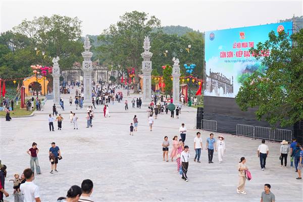 Phát triển kinh tế gắn liền với tiến bộ xã hội và nâng cao chất lượng cuộc sống Nhân dân