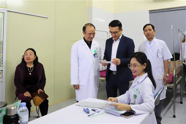 Bệnh viện Mắt Hải Phòng khám sàng lọc, tư vấn cho 1.800 người dân phường An Phong