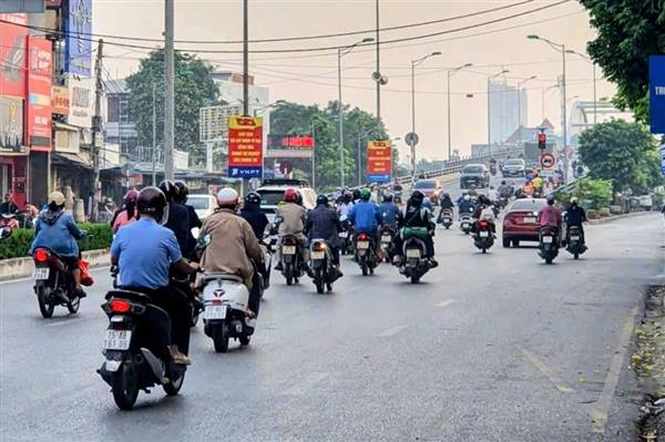 Khẩn trương xử lý sự cố xe chuyên dụng bị lật nghiêng trên cầu Niệm