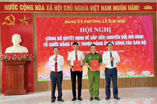 Đảng ủy Phường Lê Ích Mộc công bố các quyết định về sắp xếp, kiện toàn mô hình tổ chức Đảng