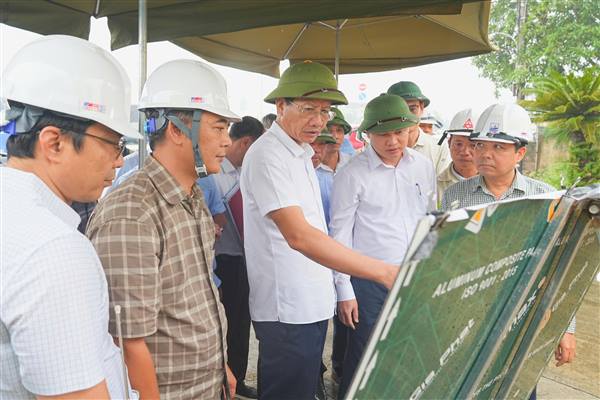 Phó Chủ tịch Thường trực UBND thành phố Lê Anh Quân kiểm tra tiến độ các dự án trọng điểm kết nối khu vực Vĩnh Bảo và Tiên  Lãng