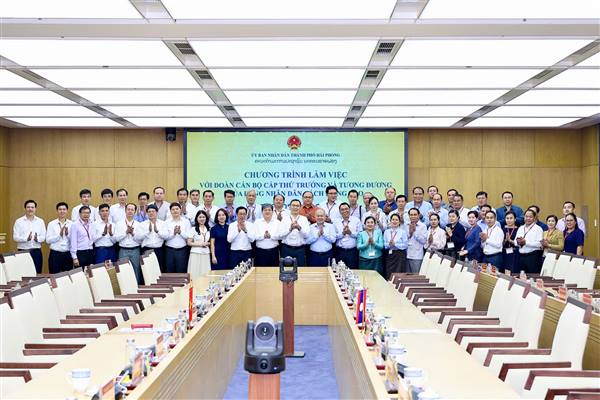 Chủ tịch UBND thành phố Đỗ Thành Trung tiếp và làm việc với Đoàn cán bộ cấp Thứ trưởng Đảng Nhân dân Cách mạng Lào