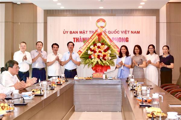 Phó Bí thư Thành ủy Phạm Văn Lập chúc mừng Đảng ủy MTTQ, các đoàn thể thành phố và Hội Liên hiệp Phụ nữ thành phố