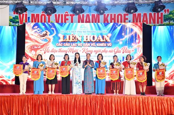 Sôi nổi chương trình “Vũ điệu tháng Mười - Rạng ngời phụ nữ Gia Viên”