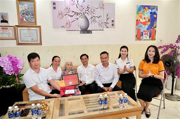 Quỹ Thiện Tâm (Tập đoàn Vingroup) trao sổ tiết kiệm tri ân Mẹ Việt Nam Anh hùng Trần Thị Cải
