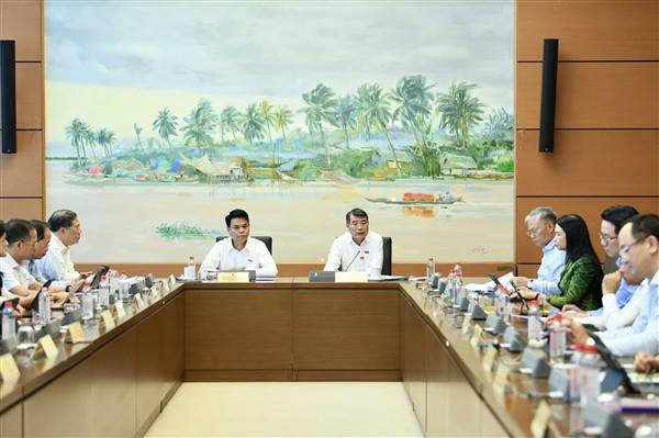 Đoàn ĐBQH thành phố Hải Phòng thảo luận tổ: Hoàn thiện thể chế đất đai, nhà ở vì an sinh của người dân
