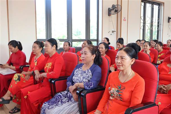 Chủ tịch HĐND xã Thái Tân gặp gỡ, đối thoại với cán bộ, hội viên phụ nữ