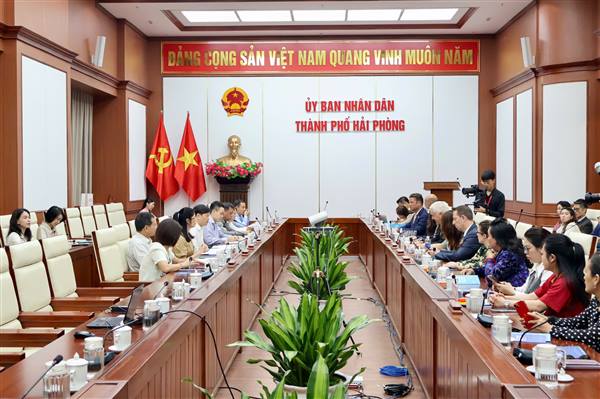 Phó Chủ tịch UBND thành phố Hoàng Minh Cường tiếp Đoàn doanh nghiệp Thuỵ Sĩ đến tìm hiểu cơ hội đầu tư