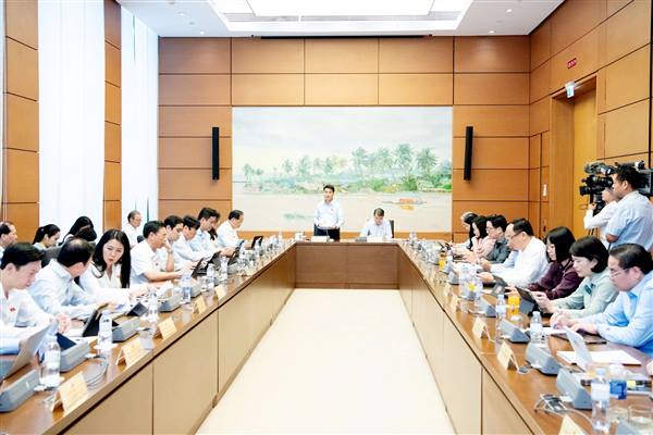 Đoàn ĐBQH thành phố Hải Phòng góp ý hoàn thiện thể chế y tế: Quyết liệt loại bỏ khâu trung gian, giảm chi phí cho người bệnh