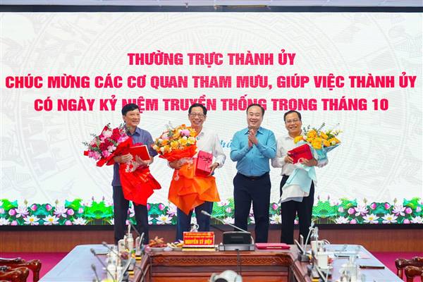 Phó Bí thư Thường trực Thành ủy thăm, chúc mừng Ngày truyền thống các cơ quan tham mưu, giúp việc của Thành ủy