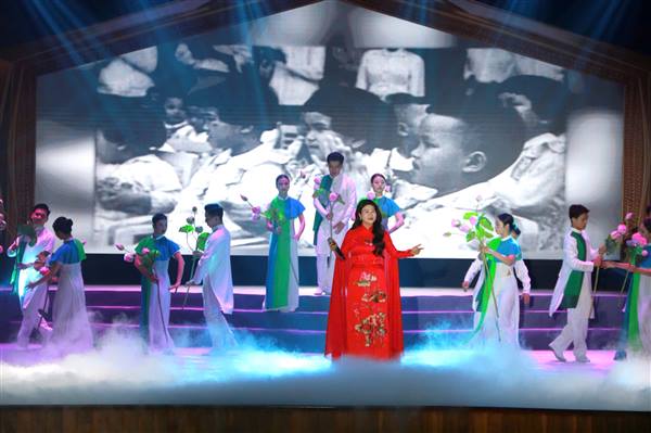 Đông đảo Nhân dân thành phố tham dự Chương trình nghệ thuật chính luận đặc biệt “Vang tiếng Bác giữa mùa thu đất Cảng”