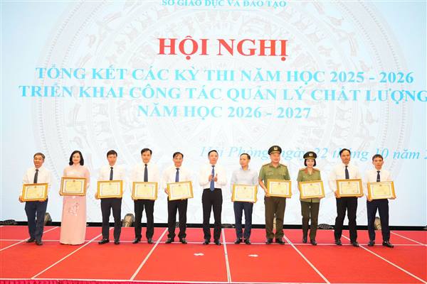 Biểu dương các tập thể, cá nhân có thành tích xuất sắc trong tổ chức các kỳ thi năm học 2025 - 2026