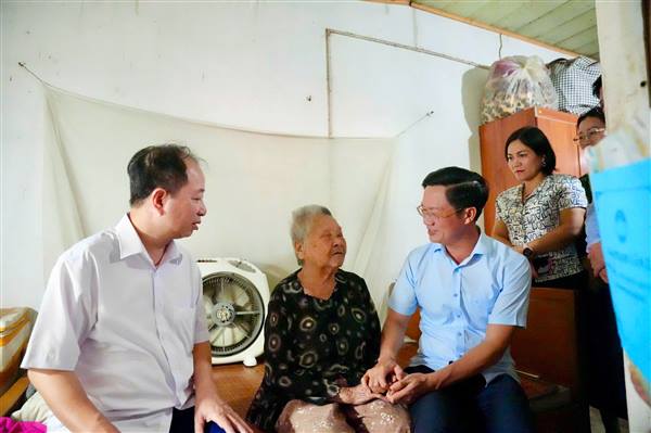 Chủ tịch Ủy ban MTTQ Việt Nam thành phố Phạm Văn Lập kiểm tra, chỉ đạo giải pháp giảm nghèo tại một số địa phương