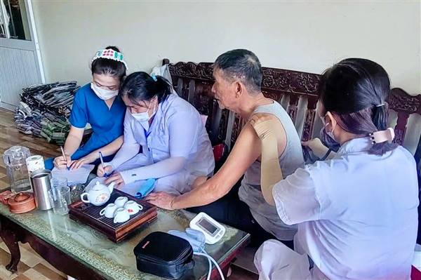 Xã Kiến Minh khám sức khỏe tại nhà cho người dân không tham gia khám tập trung