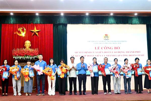 Phường Đông Hải: Công bố quyết định kết nạp đoàn viên và thành lập 13 công đoàn cơ sở 
