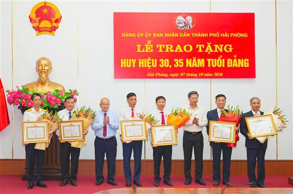 Đảng ủy UBND thành phố trao tặng Huy hiệu Đảng đợt 2/9/2026 cho các đồng chí đảng viên thuộc Đảng bộ UBND thành phố
