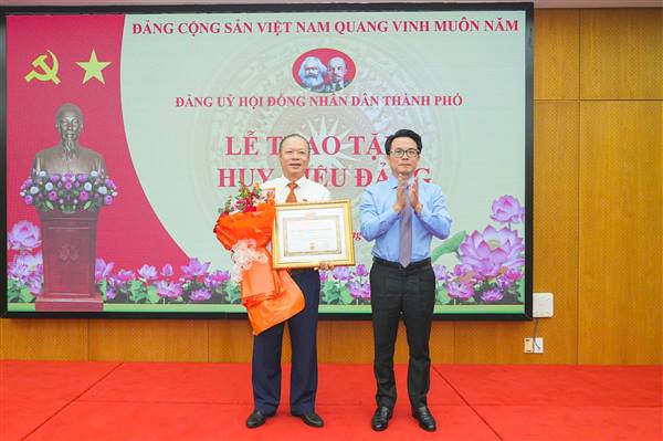 Trao tặng Huy hiệu 35 năm tuổi Đảng cho đồng chí Nguyễn Tống Quân, Phó Chánh Văn phòng Đoàn ĐBQH và HĐND thành phố