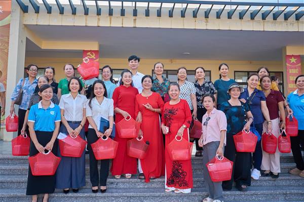 Hội LHPN xã Kiến Hải ra mắt mô hình “Giảm rác thải nhựa - Vì môi trường xanh”