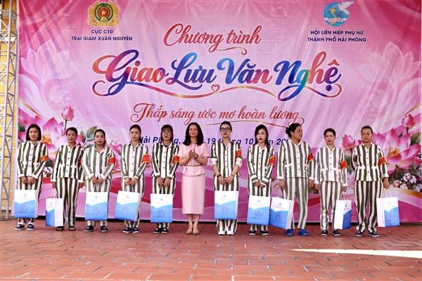 Hơn 800 nữ phạm nhân tại Trại giam Xuân Nguyên giao lưu văn nghệ với chủ đề “Thắp sáng ước mơ hoàn lương”