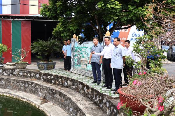 Phó Chủ tịch UBND thành phố Đào Trọng Đức thăm hỏi, động viên gia đình hai trẻ em đuối nước trên địa bàn phường Hồng An