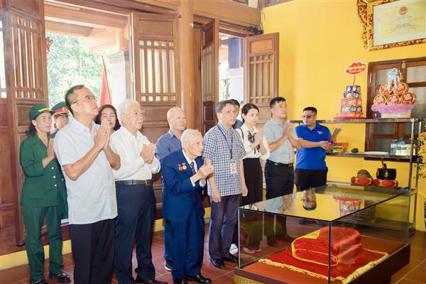 Phường Ngô Quyền: Gặp gỡ, tri ân cựu tù Căng Máy Chai Lê Viết Khản