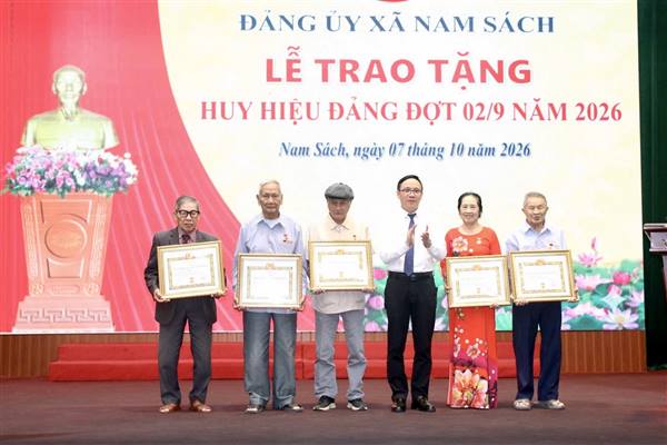 Phó Chủ tịch UBND thành phố Đào Trọng Đức trao Huy hiệu Đảng tại xã Nam Sách