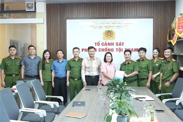 Lãnh đạo phường Phù Liễn khen thưởng đột xuất Tổ Cảnh sát Phòng, chống tội phạm - Công an phường