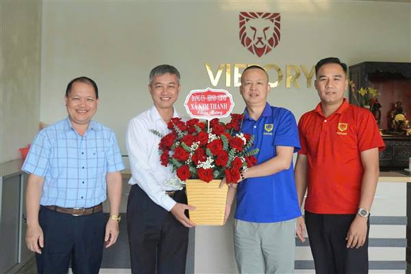 Lãnh đạo xã Kim Thành thăm, chúc mừng doanh nghiệp nhân Ngày Doanh nhân Việt Nam 13/10