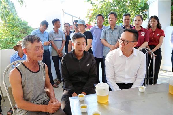 Phó Chủ tịch UBND thành phố Đào Trọng Đức thăm hỏi, động viên gia đình học sinh gặp nạn tại thôn Thượng Đông, xã Vĩnh Am