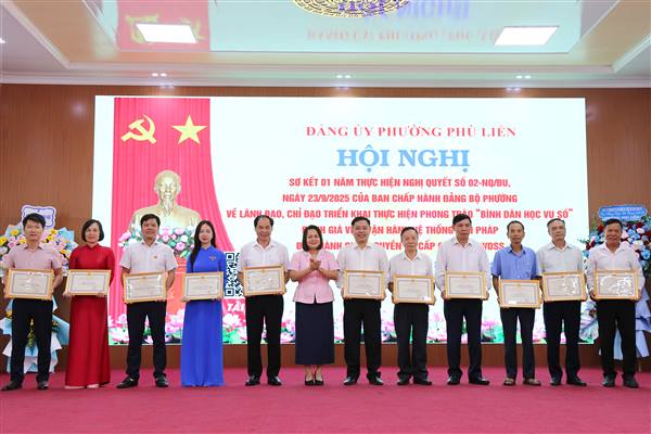 Phường Phù Liễn khen thưởng nhiều tập thể và cá nhân đạt thành tích xuất sắc trong phong trào Bình dân học vụ số