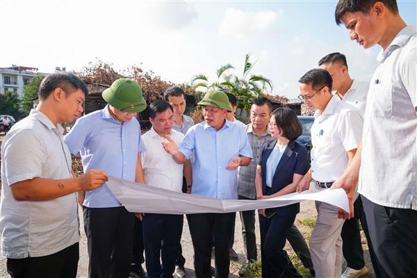 Phó Chủ tịch UBND thành phố Lê Trung Kiên kiểm tra công tác giải phóng mặt bằng và giải ngân vốn đầu tư công trên địa phường An Biên, Lê Chân