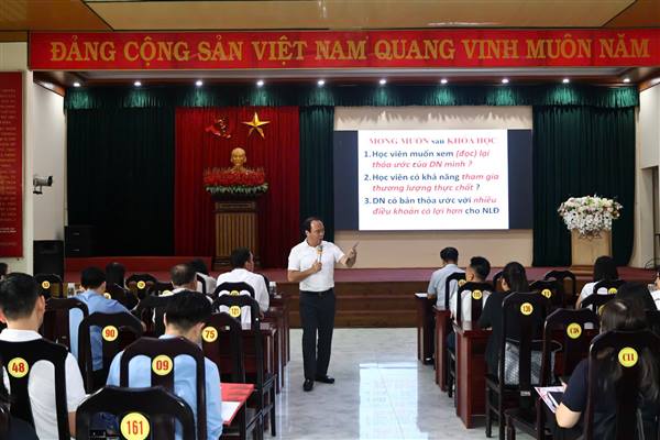 Công đoàn phường Đông Hải tập huấn kỹ năng thương lượng, ký kết thỏa ước lao động tập thể