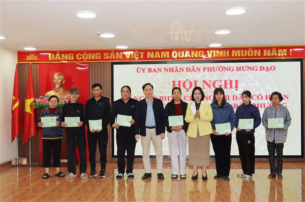 Trao tặng sổ BHXH cho người dân có hoàn cảnh khó khăn thuộc hộ cận nghèo trên địa bàn phường Hưng Đạo